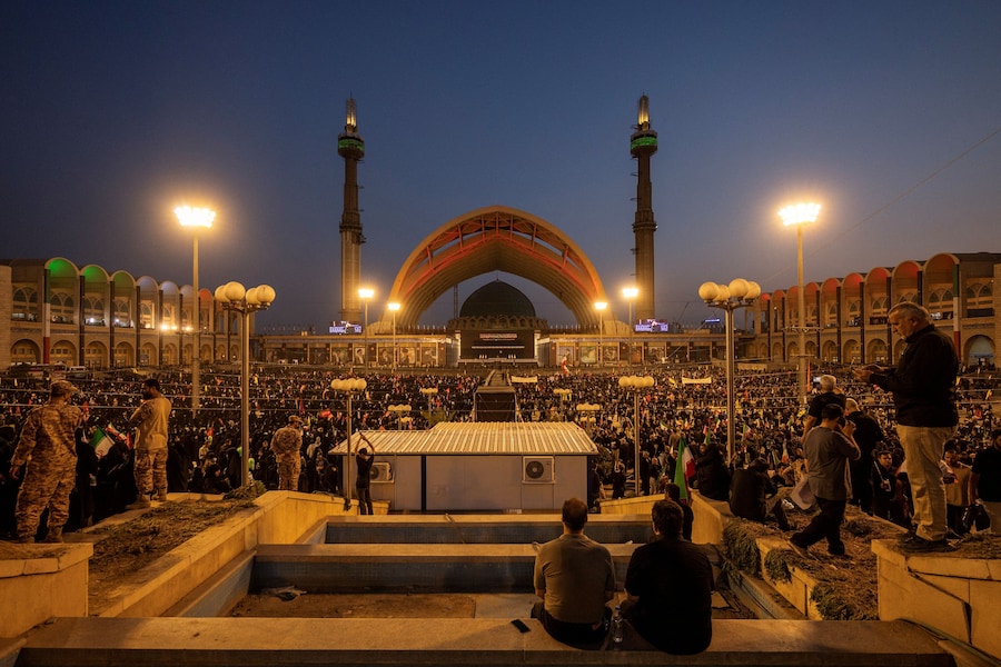 I partecipanti al funerale presenziano a una cerimonia pubblica di addio per rendere omaggio al defunto Leader Supremo, l’Ayatollah Ali Khamenei, rimasto ucciso il 28 febbraio in seguito a attacchi aerei israeliani e statunitensi, presso la Grande Mosalla dell’Imam Khomeini, a Teheran, in Iran, il 4 luglio 2026. REUTERS/Alkis Konstantinidis (REUTERS)