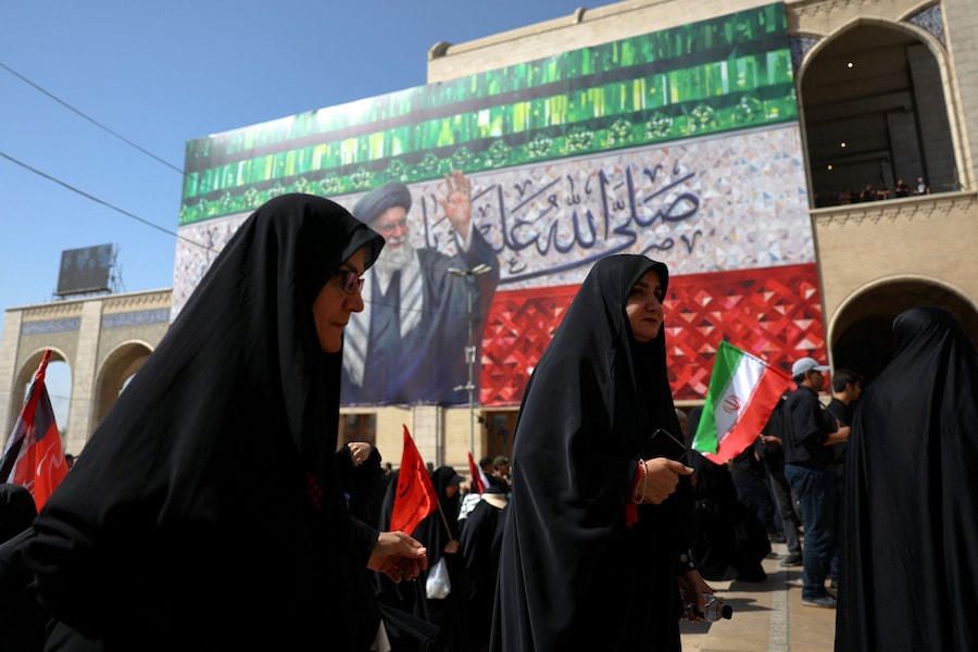 Il 5 luglio 2026, presso la Grande Mosalla dell’Imam Khomeini a Teheran, in Iran, la gente partecipa a una cerimonia pubblica di addio per rendere omaggio al defunto Leader Supremo, l’Ayatollah Ali Khamenei, rimasto ucciso il 28 febbraio in seguito a attacchi aerei israeliani e statunitensi. REUTERS/Murad Sezer (REUTERS)