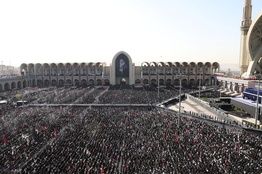 I partecipanti al lutto assistono a una preghiera durante una cerimonia pubblica di addio per rendere omaggio al defunto Leader Supremo, l’Ayatollah Ali Khamenei, rimasto ucciso il 28 febbraio in seguito a attacchi aerei israeliani e statunitensi, presso la Grande Mosalla dell’Imam Khomeini, a Teheran, in Iran, il 5 luglio 2026. Alireza Masoumi/ISNA/via WANA (West Asia News Agency) via REUTERS . (via REUTERS)