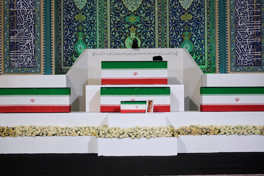 Le bare del defunto leader supremo iraniano, l’ayatollah Ali Khamenei, al centro in alto, e dei membri della sua famiglia sono esposte in vista delle cerimonie funebri, che dureranno diversi giorni, presso la Grande Moschea Mosalla dell’Imam Khomeini a Teheran, in Iran, venerdì 3 luglio 2026. (Foto AP/Vahid Salemi) (APN)