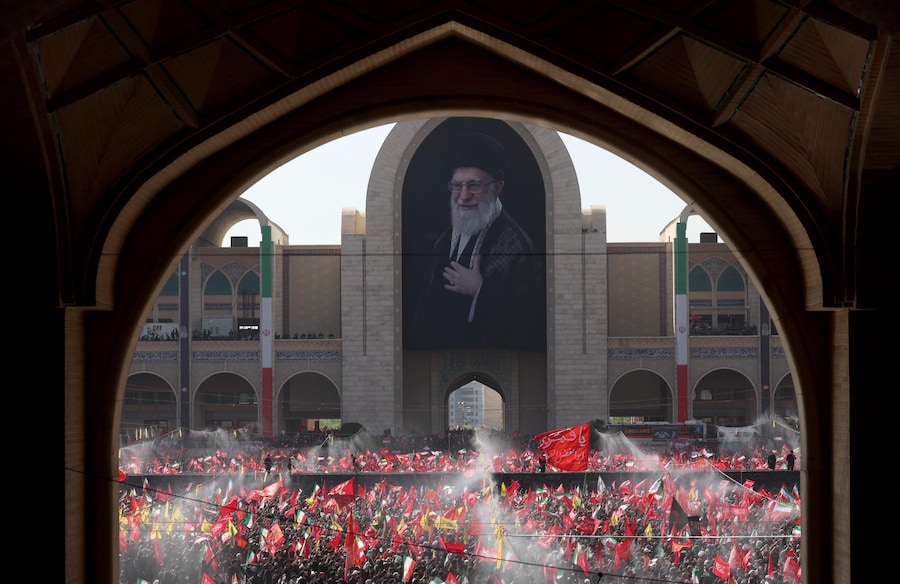 Gli iraniani partecipano a una preghiera di massa in memoria del defunto leader supremo iraniano, l’Ayatollah Ali Khamenei, durante una cerimonia di addio che precede i suoi funerali presso la Grande Moschea di Mosallah a Teheran, in Iran, il 5 luglio 2026. L’Iran si appresta a celebrare, dal 4 al 9 luglio 2026, un funerale di Stato della durata di più giorni in onore del leader supremo iraniano assassinato il 28 febbraio 2026. EPA/ABEDIN TAHERKENAREH (EPA)