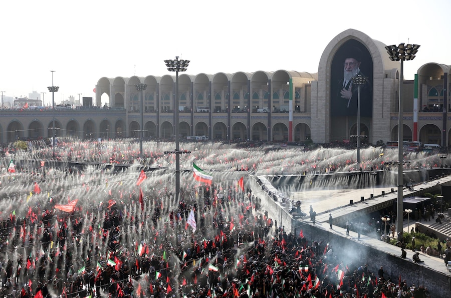 Gli iraniani partecipano a una preghiera di massa in memoria del defunto leader supremo iraniano, l’Ayatollah Ali Khamenei, durante una cerimonia di addio che precede i suoi funerali presso la Grande Moschea di Mosallah a Teheran, in Iran, il 5 luglio 2026. L’Iran si appresta a celebrare, dal 4 al 9 luglio 2026, un funerale di Stato della durata di più giorni in onore del leader supremo iraniano assassinato il 28 febbraio 2026. EPA/ABEDIN TAHERKENAREH (EPA)