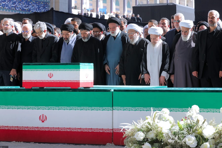 Una foto diffusa dall’ufficio del leader supremo iraniano mostra funzionari iraniani e i figli dell’Ayatollah Ali Khamenei che pregano davanti alla sua bara e a quella dei suoi familiari durante una preghiera collettiva in memoria del defunto leader supremo iraniano Ayatollah Ali Khamenei, nel corso di una cerimonia di addio che precede il funerale presso la grande moschea di Mosallah a Teheran, in Iran, il 5 luglio 2026. L’Iran sta organizzando un funerale di Stato della durata di più giorni, dal 4 al 9 luglio 2026, per il leader supremo iraniano assassinato il 28 febbraio. EPA/UFFICIO DEL LEADER SUPREMO IRANIANO (EPA)