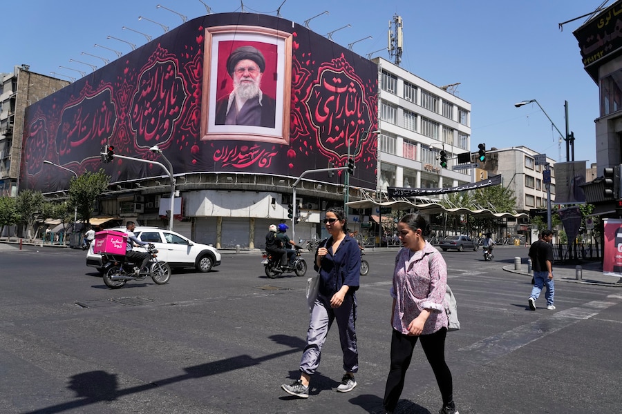 A Teheran, in Iran, domenica 5 luglio 2026, alcuni pedoni passano davanti a un cartellone pubblicitario raffigurante il defunto leader supremo iraniano, l’ayatollah Ali Khamenei. (Foto AP/Vahid Salemi) (APN)