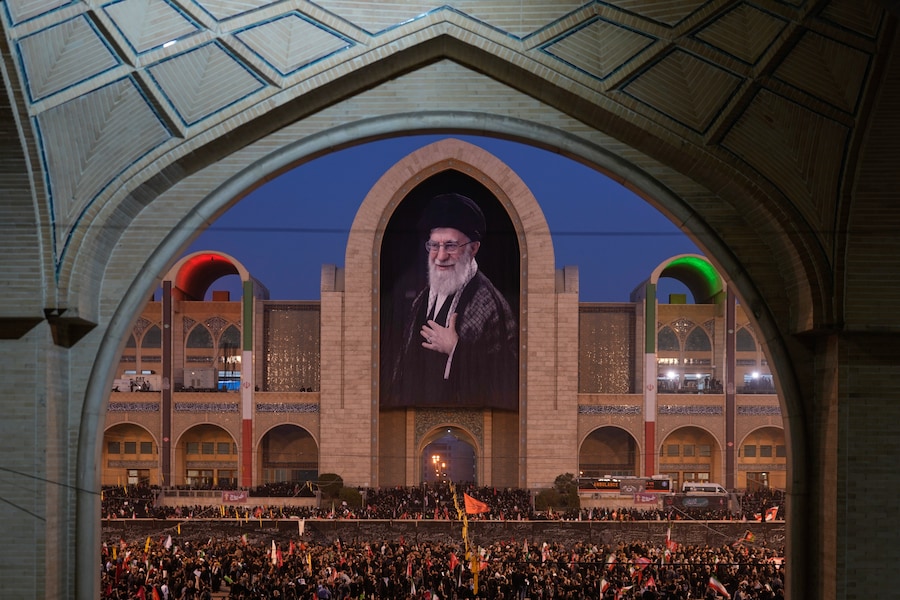 I partecipanti al funerale si radunano sotto un ritratto del defunto leader supremo iraniano, l’ayatollah Ali Khamenei, durante le cerimonie funebri in suo onore e in onore dei membri della sua famiglia presso la Grande Moschea Imam Khomeini Mosalla a Teheran, in Iran, sabato 4 luglio 2026. (Foto AP/Altaf Qadri) (APN)
