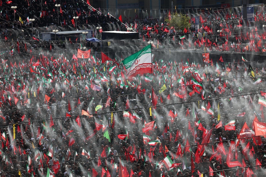 Gli iraniani partecipano a una preghiera di massa in memoria del defunto leader supremo iraniano, l’Ayatollah Ali Khamenei, durante una cerimonia di addio che precede i suoi funerali presso la Grande Moschea di Mosallah a Teheran, in Iran, il 5 luglio 2026. L’Iran si appresta a celebrare, dal 4 al 9 luglio 2026, un funerale di Stato della durata di più giorni in onore del leader supremo iraniano assassinato il 28 febbraio 2026. EPA/ABEDIN TAHERKENAREH (EPA)