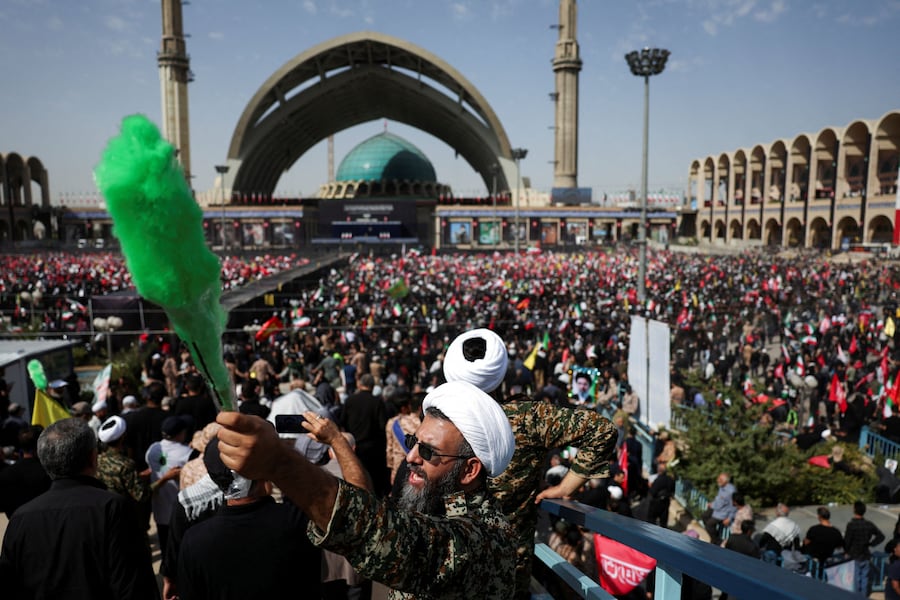 Il 4 luglio 2026, presso la Grande Mosalla dell’Imam Khomeini a Teheran, in Iran, la gente partecipa a una cerimonia pubblica di addio per rendere omaggio al defunto Leader Supremo, l’Ayatollah Ali Khamenei, ucciso il 28 febbraio in seguito a attacchi aerei israeliani e statunitensi. REUTERS/Murad Sezer (REUTERS)