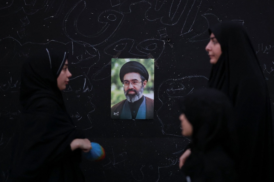 Alcune donne sono in piedi davanti a un ritratto della Guida Suprema dell’Iran Mojtaba Khamenei nel giorno della cerimonia pubblica di addio per rendere omaggio alla defunta Guida Suprema, l’Ayatollah Ali Khamenei, rimasto ucciso il 28 febbraio in seguito a attacchi aerei israeliani e statunitensi, presso la Grande Mosalla dell’Imam Khomeini, a Teheran, in Iran, il 4 luglio 2026. REUTERS/Mohammed Salem (REUTERS)