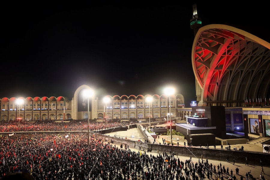 Il 4 luglio 2026, presso la Grande Mosalla dell’Imam Khomeini a Teheran, in Iran, i partecipanti al lutto si riuniscono in occasione della cerimonia pubblica di addio per rendere omaggio al defunto Leader Supremo, l’Ayatollah Ali Khamenei, rimasto ucciso il 28 febbraio in seguito a attacchi aerei israeliani e statunitensi. Majid Asgaripour/WANA (West Asia News Agency) via REUTERS (via REUTERS)