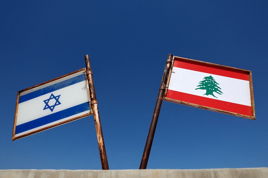Riproduzioni delle bandiere israeliana e libanese presso un monumento commemorativo vicino al confine tra Israele e Libano, alle porte di Metula, in Israele, il 27 giugno 2026, dopo che Israele e Libano hanno firmato un accordo quadro a seguito dei colloqui mediati dagli Stati Uniti. REUTERS/Amir Cohen (REUTERS)
