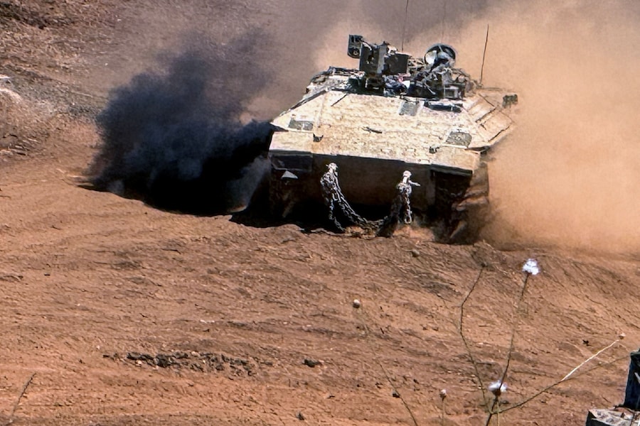 Un veicolo corazzato da trasporto truppe israeliano si muove sul versante israeliano del confine tra Israele e Libano dopo aver attraversato il confine per entrare in Israele. Foto scattata con un cellulare. REUTERS/Avi Ohayon (REUTERS)