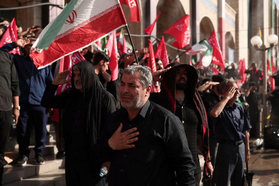 I partecipanti al funerale reagiscono durante una cerimonia pubblica di addio per rendere omaggio al defunto Leader Supremo Ayatollah Ali Khamenei, ucciso il 28 febbraio in seguito a attacchi aerei israeliani e statunitensi, presso la Grande Mosalla dell’Imam Khomeini, a Teheran, in Iran, il 5 luglio 2026. REUTERS/Alkis Konstantinidis (REUTERS)