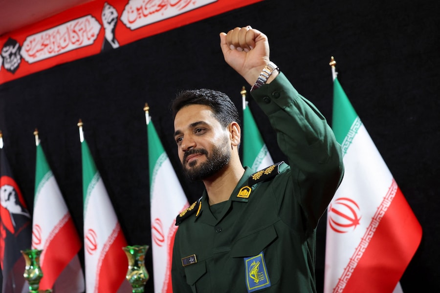Il portavoce dell’IRGC, Iman Tajik, presso il centro stampa nel giorno in cui la popolazione rende omaggio al defunto Leader Supremo, l’Ayatollah Ali Khamenei, ucciso il 28 febbraio in seguito a attacchi aerei israeliani e statunitensi, presso la Grande Mosalla dell’Imam Khomeini, a Teheran, in Iran, 5 luglio 2026. REUTERS/Murad Sezer (REUTERS)