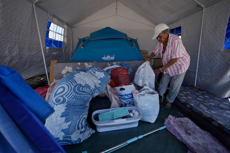 Jacqueline Nasr al-Din, sfollata, raccoglie i propri effetti personali dalla tenda in cui ha trovato rifugio prima di tornare a casa sua a Dahiyeh, nella periferia sud di Beirut, a Beirut, in Libano (AP Photo/Bilal Hussein) (APN)
