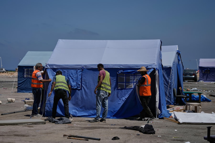 a Beirut, in Libano, gli operatori comunali smantellano le tende che fungevano da rifugio per gli sfollati in fuga dai bombardamenti israeliani, dopo che i residenti sono tornati alle loro case. (Foto AP/Bilal Hussein) (APN)
