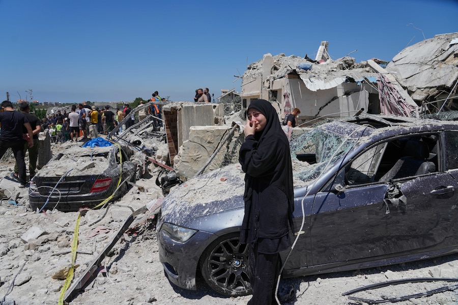 Un parente di una vittima dispersa piange davanti alle macerie degli edifici colpiti da un attacco aereo israeliano nel villaggio di Qannarit, nel Libano meridionale (Foto AP/Mohammed Zaatari) (APN)