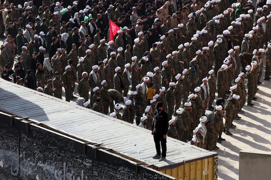 Un agente di sicurezza osserva i religiosi iraniani mentre partecipano a una preghiera collettiva in memoria del defunto leader supremo iraniano, l’Ayatollah Ali Khamenei, durante una cerimonia di addio che precede il suo funerale presso la Grande Moschea di Mosallah a Teheran, in Iran, il 5 luglio 2026. L’Iran si appresta a celebrare un funerale di Stato della durata di più giorni, dal 4 al 9 luglio 2026, in onore del leader supremo iraniano assassinato il 28 febbraio 2026. EPA/ABEDIN TAHERKENAREH (EPA)