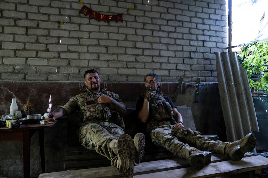 I militari della 93ª Brigata meccanizzata separata "Kholodnyi Yar" delle Forze armate ucraine si riposano in una postazione nella città di Druzhkivka, in prima linea, mentre la Russia attacca l’Ucraina, nella regione di Donetsk, Ucraina, il 3 luglio 2026. Iryna Rybakova/Ufficio stampa della 93ª Brigata meccanizzata separata "Kholodnyi Yar" delle Forze armate ucraine/Foto fornita tramite REUTERS (via REUTERS)