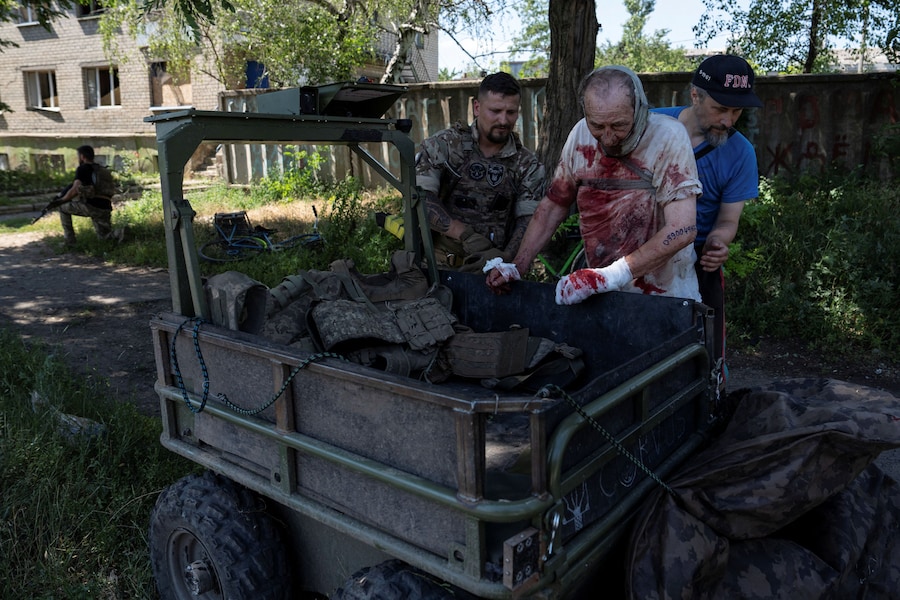 Un militare della 93ª Brigata meccanizzata autonoma “Kholodnyi Yar” delle Forze Armate ucraine aiuta un abitante, insieme a un altro abitante rimasto ferito da un attacco con droni russi, a salire a bordo di un veicolo terrestre senza pilota nella città di Druzhkivka, in prima linea, nel contesto dell’attacco russo contro l’Ucraina, nella regione di Donetsk, in Ucraina, il 3 luglio 2026. Iryna Rybakova/Ufficio stampa della 93ª Brigata meccanizzata separata «Kholodnyi Yar» delle Forze armate ucraine/Foto fornita tramite REUTERS (via REUTERS)