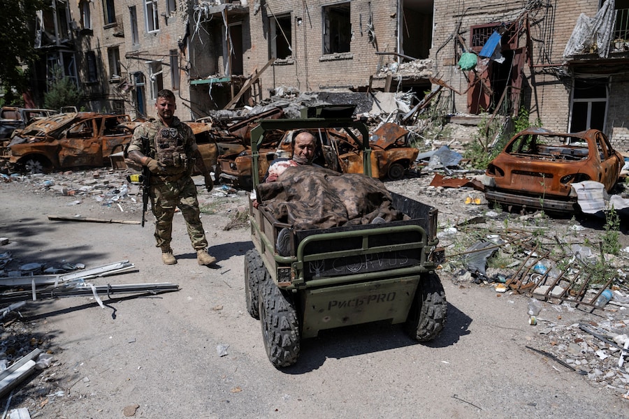 Un militare della 93ª Brigata meccanizzata autonoma “Kholodnyi Yar” delle Forze Armate ucraine segue un veicolo terrestre senza pilota mentre evacua un residente ferito da un attacco con droni russi nella città di Druzhkivka, in prima linea, nel contesto dell’offensiva russa contro l’Ucraina, nella regione di Donetsk, Ucraina, 3 luglio 2026. Iryna Rybakova/Ufficio stampa della 93ª Brigata meccanizzata separata "Kholodnyi Yar" delle Forze armate ucraine/Foto fornita tramite REUTERS (via REUTERS)