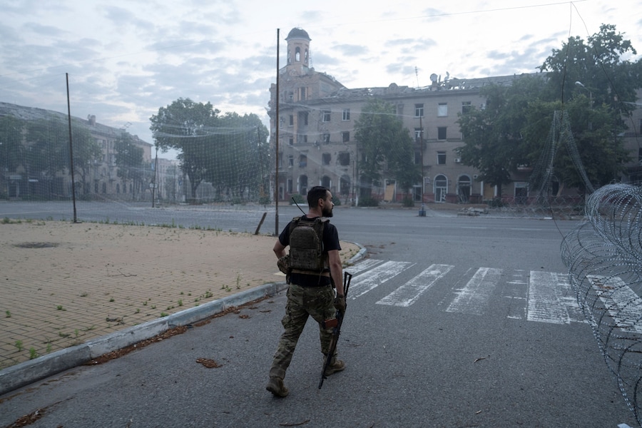 Un militare della 93ª Brigata Meccanizzata Separata “Kholodnyi Yar” delle Forze Armate ucraine cammina lungo una strada coperta da una rete anti-drone nella città di Druzhkivka, in prima linea, mentre la Russia attacca l’Ucraina, nella regione di Donetsk, Ucraina, il 3 luglio 2026. Iryna Rybakova/Ufficio stampa della 93ª Brigata meccanizzata separata "Kholodnyi Yar" delle Forze armate ucraine/Foto fornita tramite REUTERS (via REUTERS)