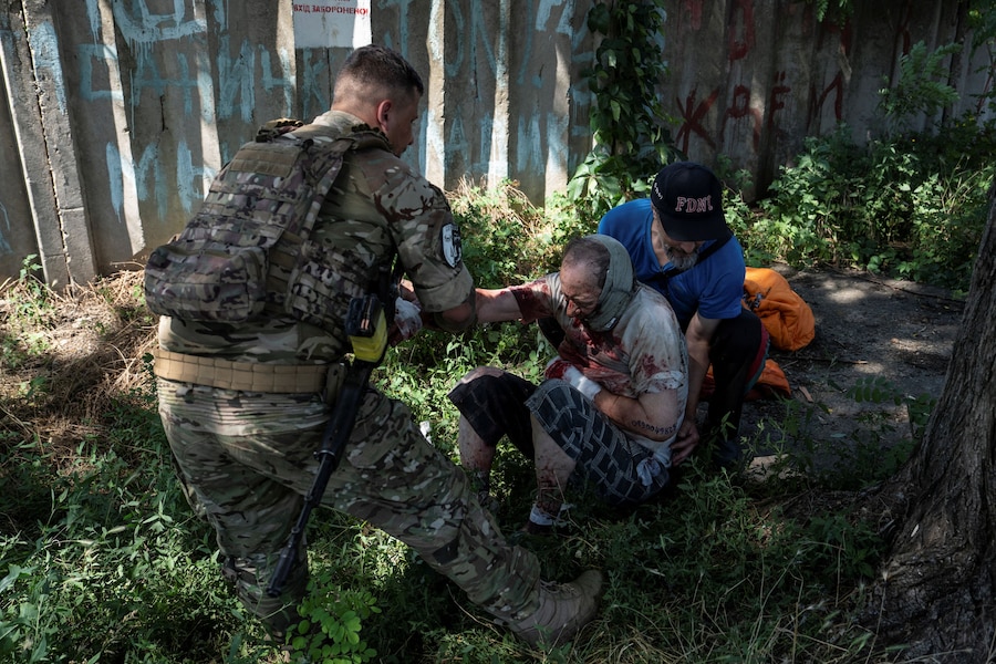 Un militare della 93ª Brigata Meccanizzata Separata “Kholodnyi Yar” delle Forze Armate ucraine soccorre un abitante ferito da un attacco con droni russi nella città di Druzhkivka, in prima linea, nel contesto dell’offensiva russa contro l’Ucraina, nella regione di Donetsk, Ucraina, il 3 luglio 2026. Iryna Rybakova/Ufficio stampa della 93ª Brigata meccanizzata separata «Kholodnyi Yar» delle Forze armate ucraine/Foto fornita tramite REUTERS (via REUTERS)