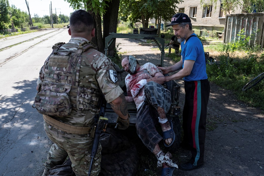 Un militare della 93ª Brigata meccanizzata autonoma “Kholodnyi Yar” delle Forze Armate ucraine aiuta un abitante, insieme a un altro abitante rimasto ferito da un attacco con droni russi, a salire a bordo di un veicolo terrestre senza pilota nella città di Druzhkivka, in prima linea, nel contesto dell’attacco della Russia all’Ucraina, nella regione di Donetsk, in Ucraina, il 3 luglio 2026. Iryna Rybakova/Servizio stampa della 93ª Brigata meccanizzata separata «Kholodnyi Yar» delle Forze armate ucraine/Foto fornita tramite REUTERS (via REUTERS)