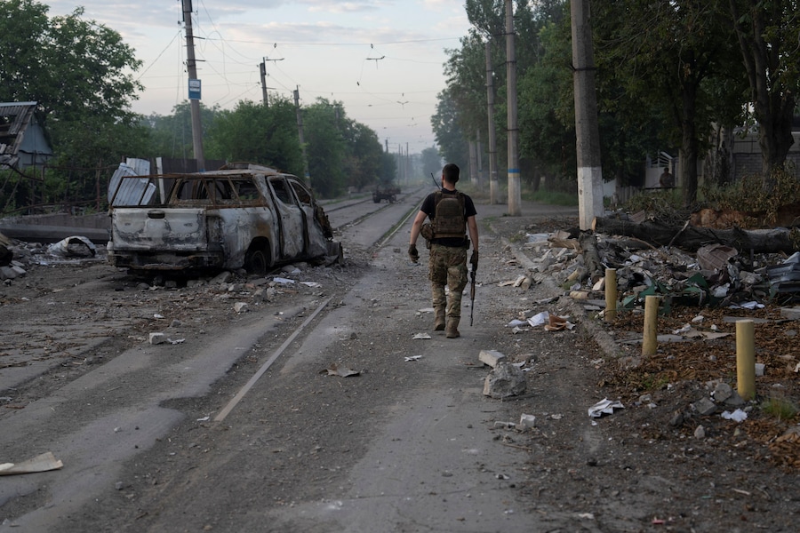Un militare della 93ª Brigata Meccanizzata Separata “Kholodnyi Yar” delle Forze Armate ucraine cammina lungo una strada nella città di Druzhkivka, in prima linea, mentre la Russia attacca l’Ucraina, nella regione di Donetsk, Ucraina, il 3 luglio 2026. Iryna Rybakova/Ufficio stampa della 93ª Brigata meccanizzata separata "Kholodnyi Yar" delle Forze armate ucraine/Foto fornita tramite REUTERS ATTENZIONE (via REUTERS)