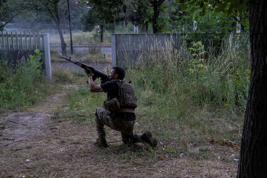 Un militare della 93ª Brigata Meccanizzata Separata “Kholodnyi Yar” delle Forze Armate ucraine spara con un fucile d’assalto per abbattere un drone russo nella città di Druzhkivka, in prima linea, nel contesto dell’attacco russo all’Ucraina, nella regione di Donetsk, Ucraina, il 3 luglio 2026. Iryna Rybakova/Ufficio stampa della 93ª Brigata meccanizzata separata "Kholodnyi Yar" delle Forze armate ucraine/Foto fornita tramite REUTERS (via REUTERS)