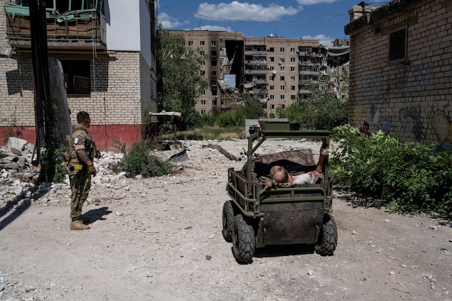 Un militare della 93ª Brigata Meccanizzata Separata “Kholodnyi Yar” delle Forze Armate ucraine segue un veicolo terrestre senza pilota mentre evacua un residente ferito da un attacco con droni russi nella città di Druzhkivka, in prima linea, nel contesto dell’offensiva russa contro l’Ucraina, nella regione di Donetsk, Ucraina, 3 luglio 2026. Iryna Rybakova/Servizio stampa della 93ª Brigata meccanizzata separata "Kholodnyi Yar" delle Forze armate ucraine/Foto fornita tramite REUTERS (via REUTERS)