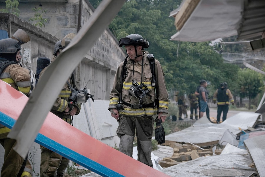 I vigili del fuoco intervengono per spegnere le fiamme divampate in un supermercato a seguito di un attacco aereo russo su Kramatorsk (Donetsk), in Ucraina, il 4 luglio 2026. Secondo la Procura regionale di Donetsk, cinque persone sono rimaste ferite dopo che una bomba aerea guidata russa da 250 chilogrammi ha colpito un supermercato presso la stazione degli autobus di Kramatorsk. EPA/Maria Senovilla (EPA)