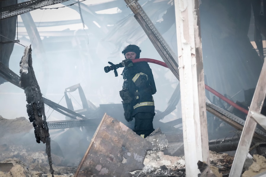 I vigili del fuoco intervengono per spegnere le fiamme divampate in un supermercato a seguito di un attacco aereo russo su Kramatorsk (Donetsk), in Ucraina, il 4 luglio 2026. Secondo la Procura regionale di Donetsk, cinque persone sono rimaste ferite dopo che una bomba aerea guidata russa da 250 chilogrammi ha colpito un supermercato presso la stazione degli autobus di Kramatorsk. EPA/Maria Senovilla (EPA)