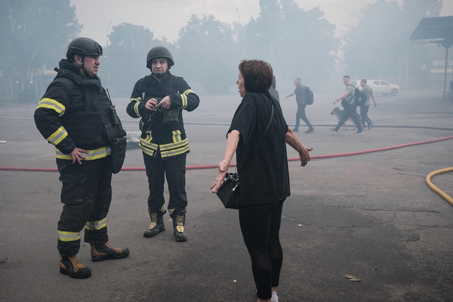 I vigili del fuoco intervengono per spegnere le fiamme divampate in un supermercato a seguito di un attacco aereo russo su Kramatorsk (Donetsk), Ucraina, il 4 luglio 2026. Secondo la Procura regionale di Donetsk, cinque persone sono rimaste ferite dopo che una bomba aerea guidata russa da 250 chilogrammi ha colpito un supermercato presso la stazione degli autobus di Kramatorsk. EPA/Maria Senovilla (EPA)