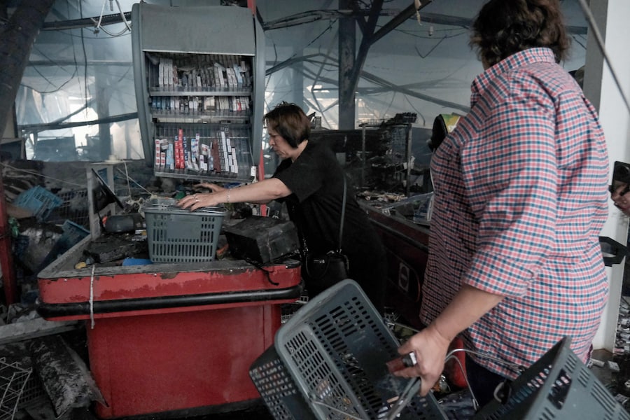 I lavoratori recuperano le casse e gli oggetti di valore sopravvissuti all'incendio divampato in un supermercato a seguito di un attacco aereo russo su Kramatorsk (Donetsk), in Ucraina, il 4 luglio 2026. Secondo la Procura regionale di Donetsk, cinque persone sono rimaste ferite dopo che una bomba aerea guidata russa da 250 chilogrammi ha colpito un supermercato presso la stazione degli autobus di Kramatorsk. EPA/Maria Senovilla (EPA)