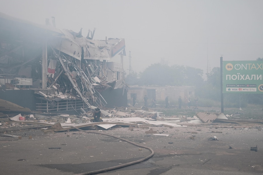 I vigili del fuoco intervengono per spegnere le fiamme divampate in un supermercato a seguito di un attacco aereo russo su Kramatorsk (Donetsk), in Ucraina, il 4 luglio 2026. Secondo la Procura regionale di Donetsk, cinque persone sono rimaste ferite dopo che una bomba aerea guidata russa da 250 chilogrammi ha colpito un supermercato presso la stazione degli autobus di Kramatorsk. EPA/Maria Senovilla (EPA)