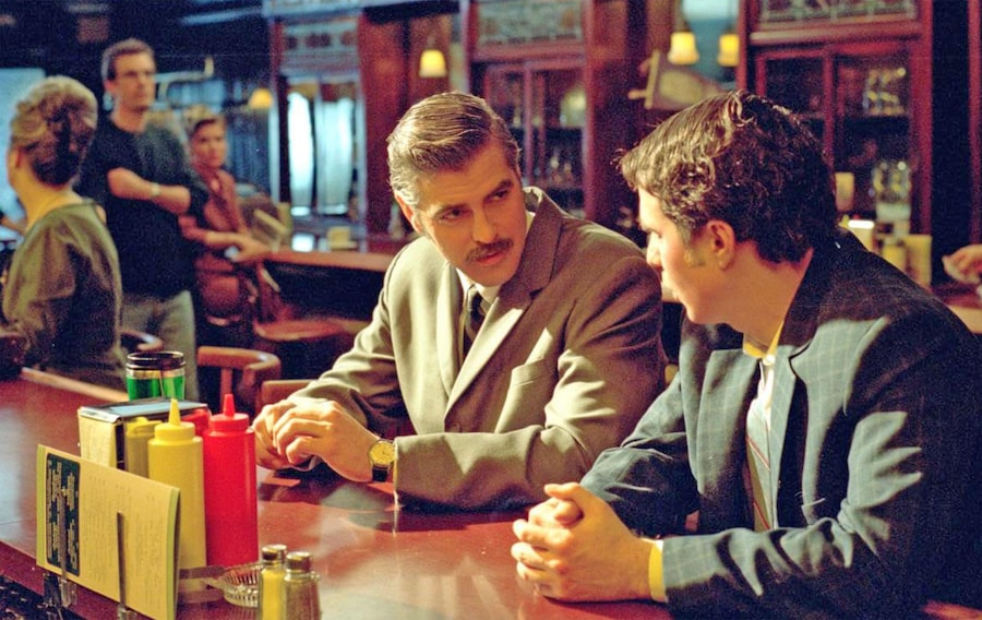 2002 - Confessioni di una mente pericolosa - Produzione Miramax Films con George Clooney a sinistra e Sam Rockwell (Alamy Stock Photo)