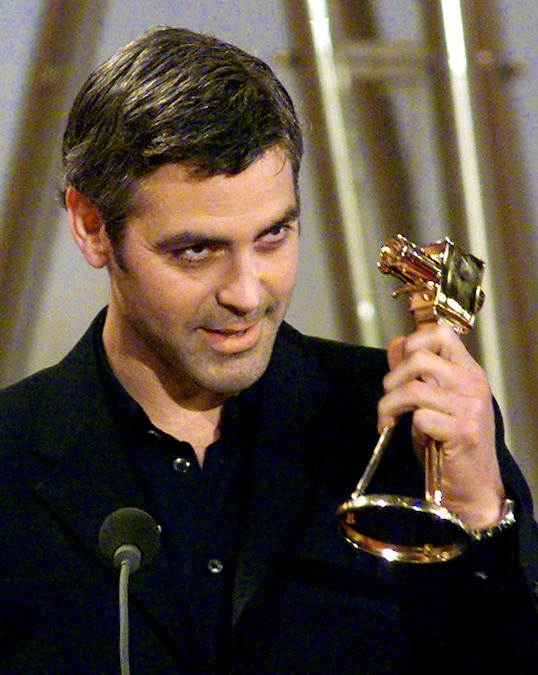 L'attore statunitense George Clooney (“ER – Pronto soccorso”) mostra con orgoglio il trofeo “Golden Camera” assegnato da una rivista televisiva tedesca a celebrità internazionali e tedesche nel corso di una cerimonia tenutasi martedì sera, 8 febbraio 2000, presso il teatro “Schauspielhaus” di Berlino. Clooney ha ricevuto questo premio televisivo tedesco, il più antico del suo genere, nella categoria «Film e televisione internazionale». (EPA/WOLFGANG KUMM/ ANSA-CD)