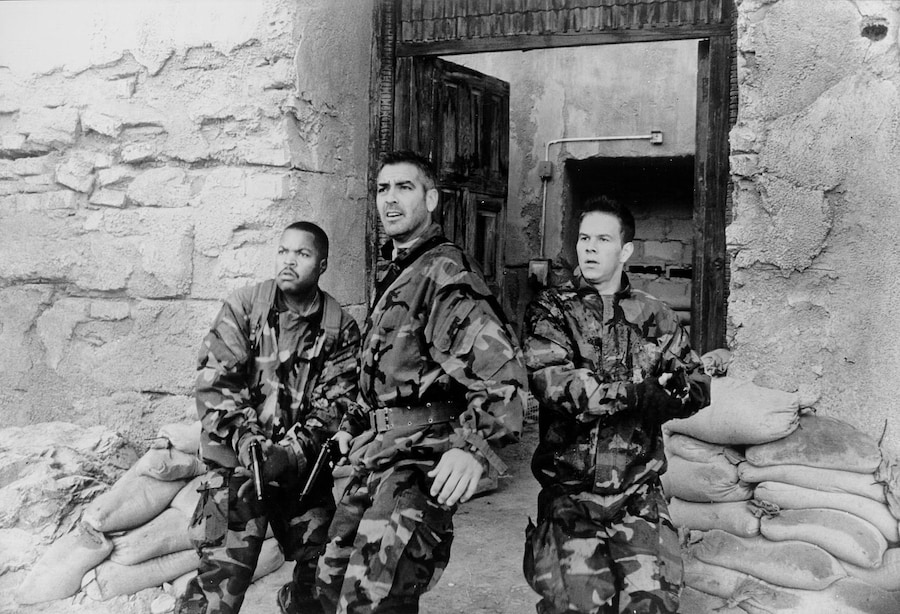 (Da sin) Ice Cube, George Clooney e Mark Wahlberg in una scena di " Three kings" , il film antimilitarista di David O. Russell sul dopo-Guerra del Golfo presentato al 50/o Festival di Berlino. (WARNER BROS / ANSA / PAL)