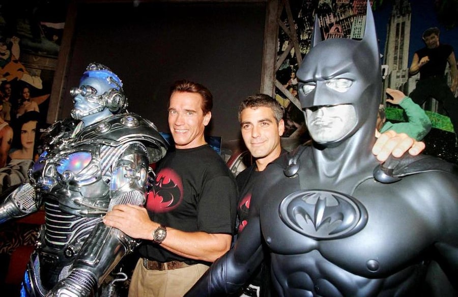 1997 - Gli interpreti del film "Batman & Robin" Arnold Schwarzenegger (s) e George Clooney (d) posano per i fotografi accanto ai loro costumi di scena, Mr Freeze (s) e Batman (d), in mostra permanente al Planet Hollywood di Beverly Hills. (MIKE NELSON/ANSA/TO)