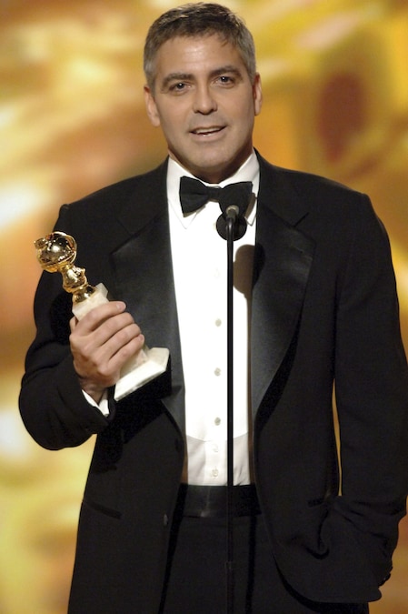 L'attore George Clooney ritira il Golden Globe come miglior attore non protagonista in un film, “Syriana”, durante la 63ª edizione dei Golden Globe Awards a Beverly Hills, in California, lunedì 16 gennaio 2006. (EPA/BOB LONG/HFPA e 63ª edizione dei Golden Globe Awards©2006 HFPA)