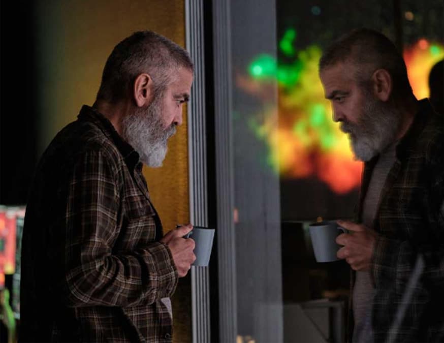Due storie di sopravvivenza e di speranza tra una Terra che si sta spegnendo e un'epica spaziale altrettanto in rovina. George Clooney non voleva certo fare con THE MIDNIGHT SKY, suo settimo film da regista qualcosa di originale, ma casomai mescolare disaster movie e space opera con il giusto equilibrio per fornire un prodotto che, anche quando sa di dejavu, alla fine meraviglia e apre ai sentimenti (specie quelli tra padre e figli). (ANSA/UFFICIO STAMPA)