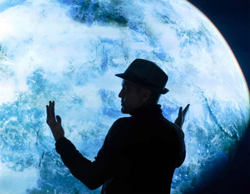 Due storie di sopravvivenza e di speranza tra una Terra che si sta spegnendo e un'epica spaziale altrettanto in rovina. George Clooney non voleva certo fare con THE MIDNIGHT SKY, suo settimo film da regista qualcosa di originale, ma casomai mescolare disaster movie e space opera con il giusto equilibrio per fornire un prodotto che, anche quando sa di dejavu, alla fine meraviglia e apre ai sentimenti (specie quelli tra padre e figli). (ANSA/UFFICIO STAMPA)