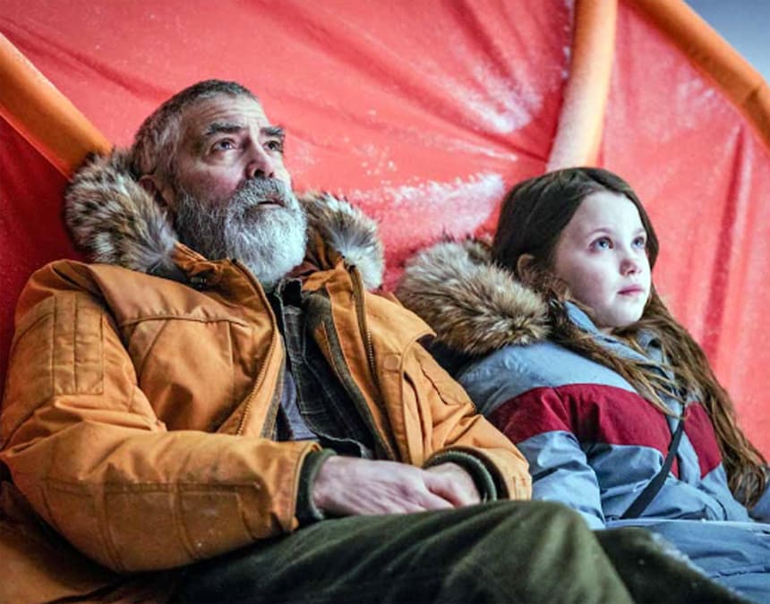 Due storie di sopravvivenza e di speranza tra una Terra che si sta spegnendo e un'epica spaziale altrettanto in rovina. George Clooney non voleva certo fare con THE MIDNIGHT SKY, suo settimo film da regista qualcosa di originale, ma casomai mescolare disaster movie e space opera con il giusto equilibrio per fornire un prodotto che, anche quando sa di dejavu, alla fine meraviglia e apre ai sentimenti (specie quelli tra padre e figli). (ANSA/UFFICIO STAMPA)