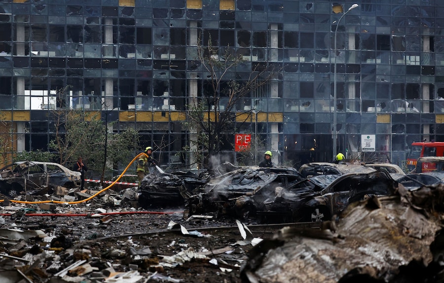 I vigili del fuoco intervengono sul luogo di un condominio gravemente danneggiato durante gli attacchi russi con missili e droni, nel contesto dell'offensiva russa contro l'Ucraina, a Kiev, Ucraina, il 6 luglio 2026. (REUTERS/Valentyn Ogirenko)