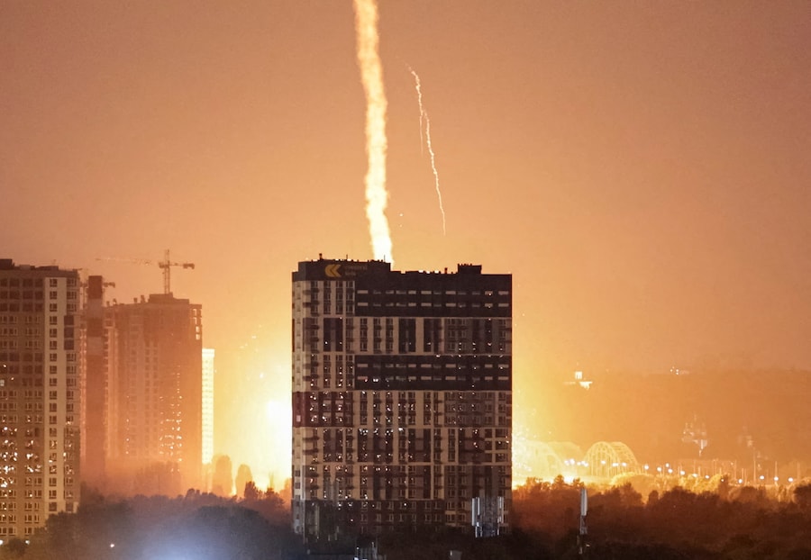 Un'esplosione illumina il cielo sopra la città durante un attacco russo con missili e droni, nel contesto dell'offensiva russa contro l'Ucraina, a Kiev, Ucraina, il 6 luglio 2026. (REUTERS/Vladyslav Sodel)