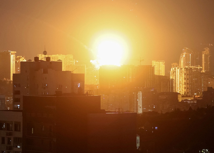 Un'esplosione illumina il cielo sopra la città durante un attacco russo con missili e droni, nel contesto dell'offensiva russa contro l'Ucraina, a Kiev, Ucraina, il 6 luglio 2026. (REUTERS/Gleb Garanich)