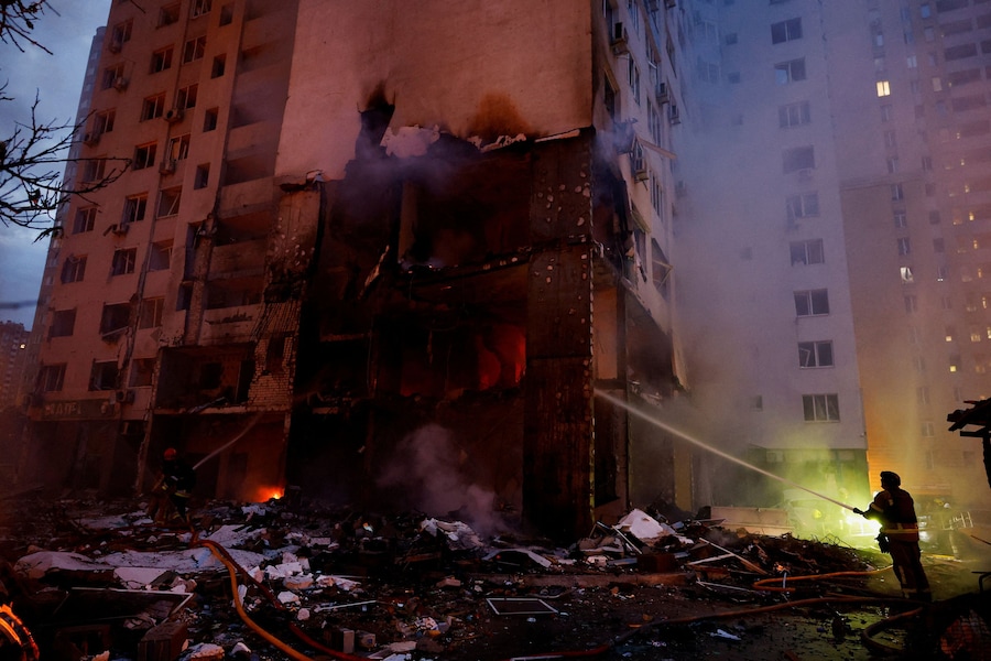 I vigili del fuoco intervengono sul luogo di un condominio gravemente danneggiato durante gli attacchi russi con missili e droni, nel contesto dell'offensiva russa contro l'Ucraina, a Kiev, Ucraina, il 6 luglio 2026. (REUTERS/Valentyn Ogirenko)