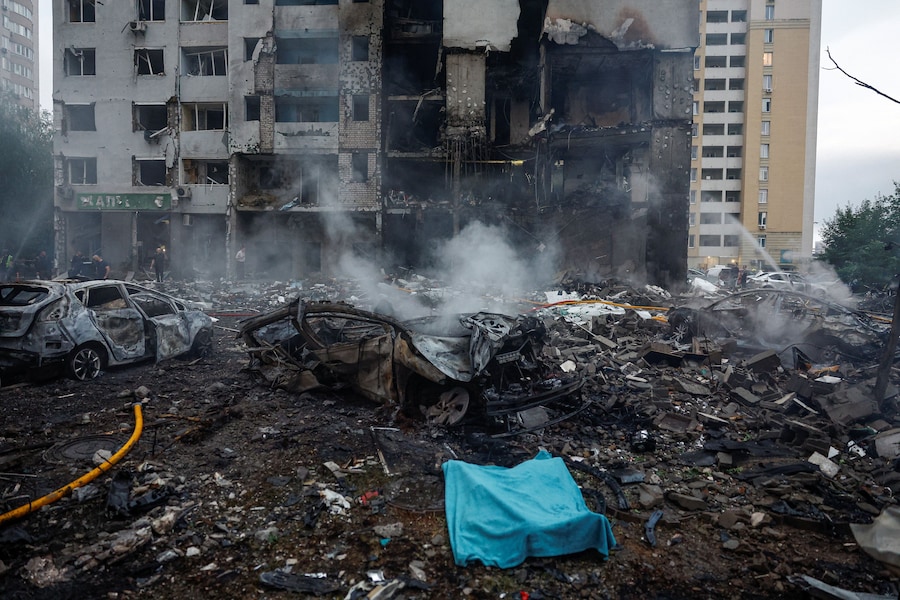 Il corpo di un residente giace a terra davanti a un condominio, colpito durante gli attacchi russi con missili e droni nel contesto dell'offensiva russa contro l'Ucraina, a Kiev, Ucraina, il 6 luglio 2026. (REUTERS/Valentyn Ogirenko)