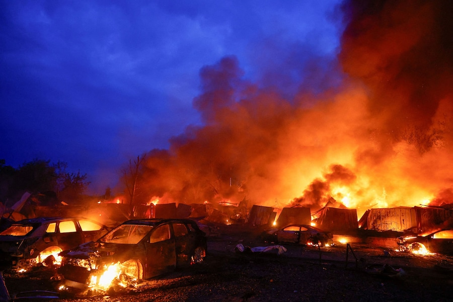 Auto e garage privati dei residenti in fiamme dopo gli attacchi con missili e droni russi, nel contesto dell'offensiva russa contro l'Ucraina, a Kiev, Ucraina, il 6 luglio 2026. (REUTERS/Valentyn Ogirenko)