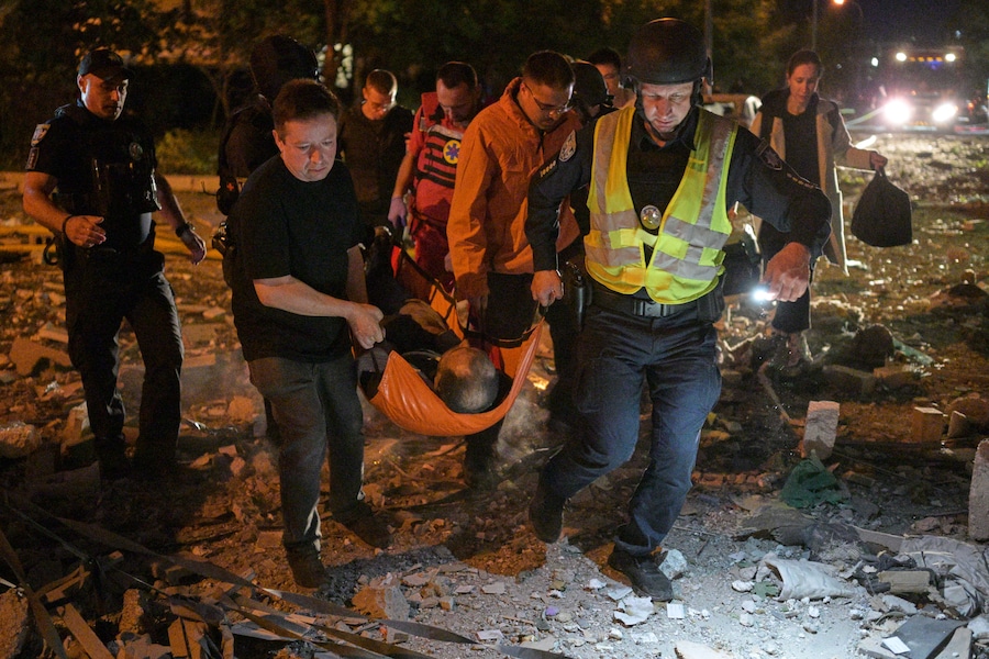 I soccorritori trasportano una persona ferita in seguito agli attacchi missilistici russi a Kiev, in Ucraina, lunedì 6 luglio 2026. (AP Photo/Danylo Antoniuk/Associated Press/LaPresse/APN)